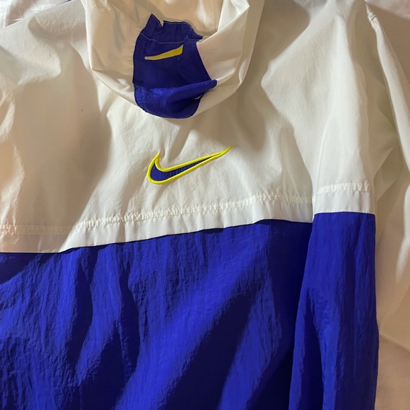 Nike Wind Breaker - Picture 3 of 10